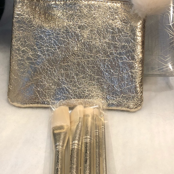 Mac Cosmetics Snowball Make up brushes NWT - Picture 2 of 7